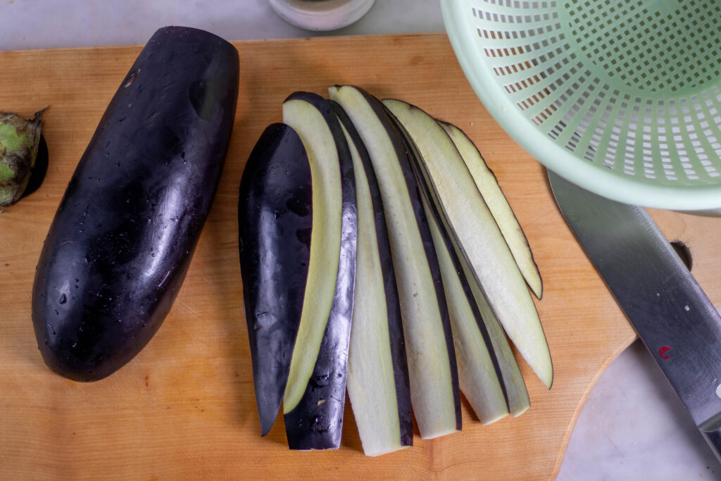 1. Teilen der Aubergine in die Vischfilets.