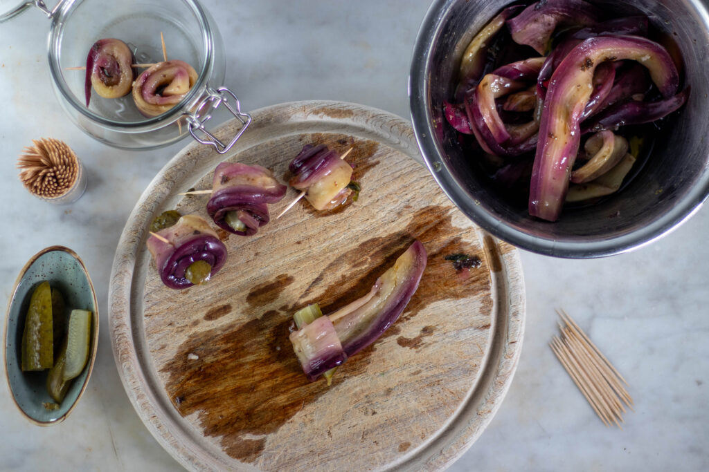 7. Aufrollen der veganen Rollmöpse. Anschließend werden sie in der Marinade im Schraubglas aufbewahrt.