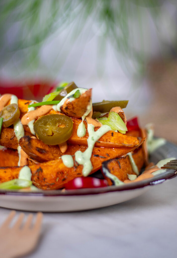 Schnittlauchmayonnaise ist ein delikater und vielseitiger Dip, hier mit Chipotle-Mayonnaise auf Süßkartoffel-Wedges.