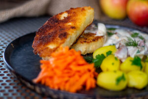 Sellerieschnitzel, vegan mit cremiger Pilz-Schinken-Sauce