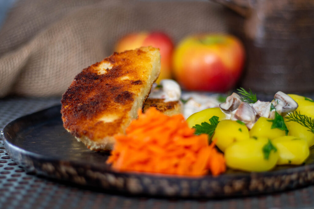 Sellerieschnitzel sind bestens geeignet für die Winterküche mit regionalen Zutaten. Hier mit Karottensalat als extra Beilage.
