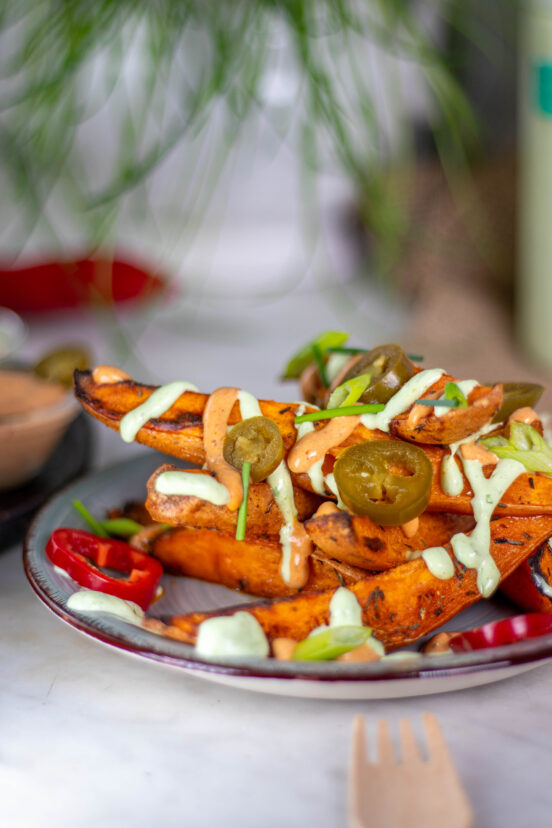 Süßkartoffel-Wedges aus dem Ofen, knusprig, würzig, gut.