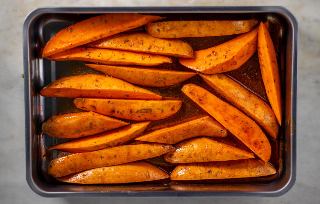 Die Süßkartoffel-Wedges sind bereit für den Ofen.
