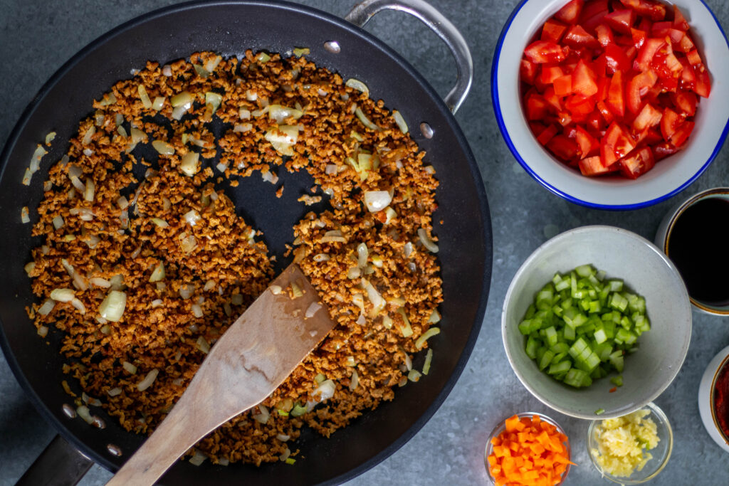 2. Für die vegane Hacksauce, brate ich zuerst die Zwiebeln und dann das trockene Sojagranulat an.