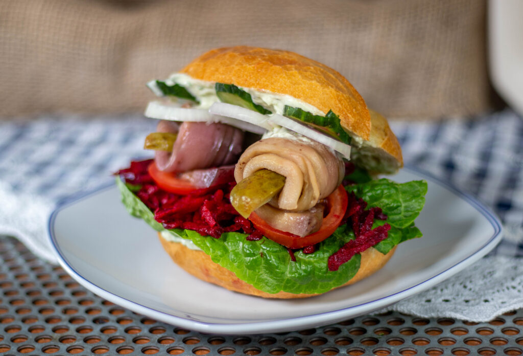 Rein pflanzliches, veganes Rollmopsbrötchen mit Auberginenrollmops