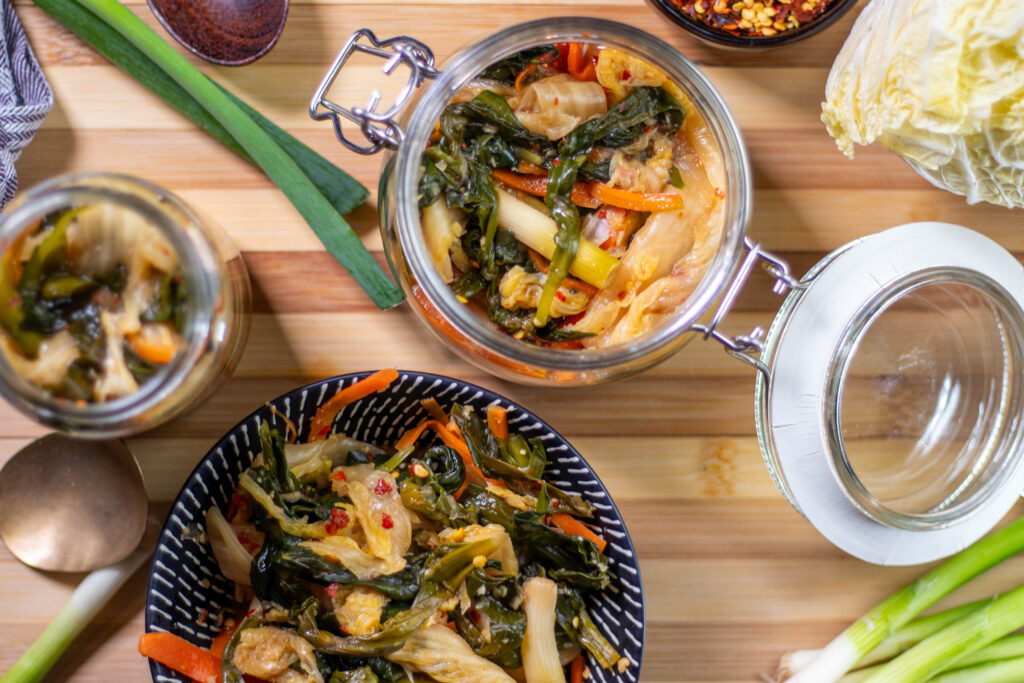 In meinem einfachen, veganen Rezept für Bärlauch-Kimchi kombiniere ich koreanisches Kimchi mit selbst gepflückten Bärlauch