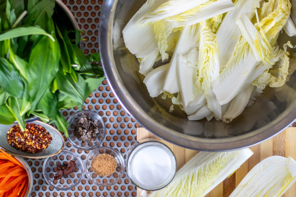 3. Der Chinakohl für die Kimchi-Zubereitung wird geviertelt, geteilt und gesalzen.