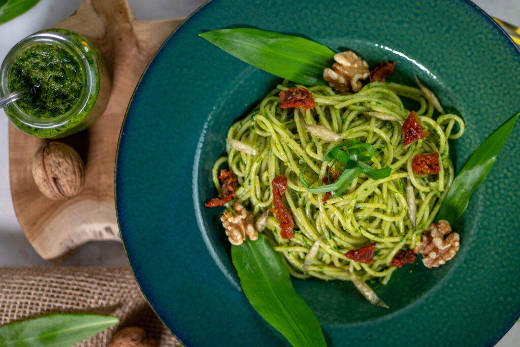 Bärlauch-Walnuss-Pesto: den Geschmack von Bärlauch einfangen und haltbar machen