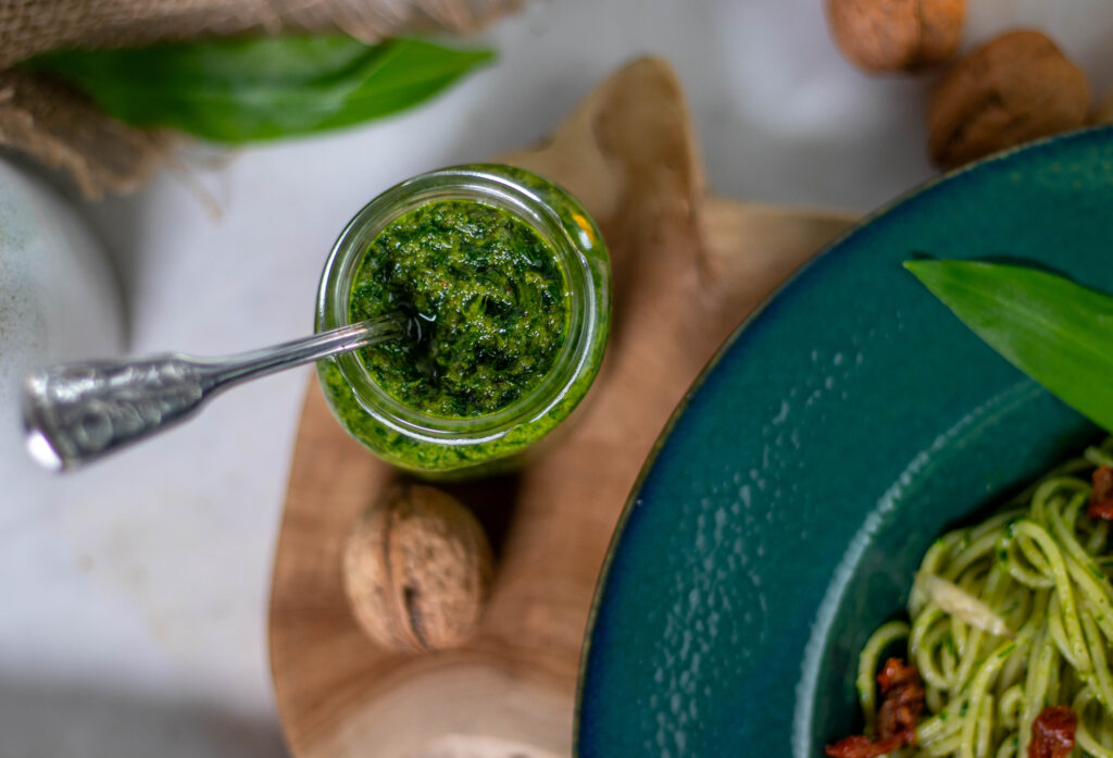 Bärlauch-Walnuss-Pesto lässt sich vielseitig in der Küche verwenden