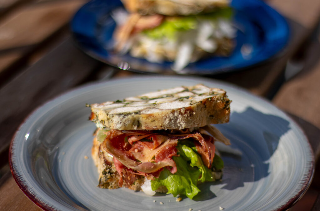 So ein Laugenknödelsandwich kannst Du nach Belieben belegen. Hier mit Salat, Rettich, Bärlauchbutter und meinem selbstgemachten, veganen Schinken.