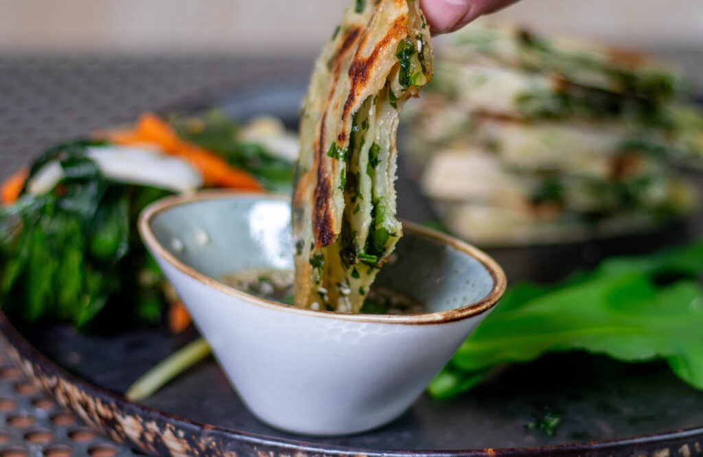 Chinesische Pfannkuchen mit Lauchzwiebeln oder Bärlauch