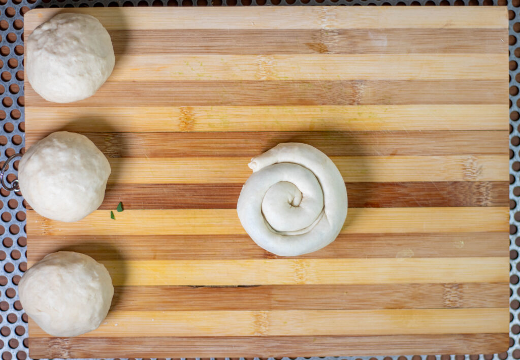 8. Der aufgerollte chinesiche Pfannkuchen wird nun zu einer Schnecke gerollt.