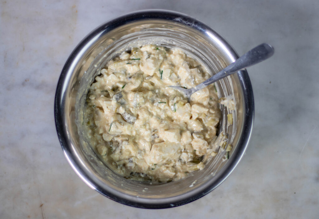 3. Zuletzt auch den Seidentofu unterheben. Fertig ist der vegane Eiersalat. Genz ohne kochen und richtig schnell und einfach.