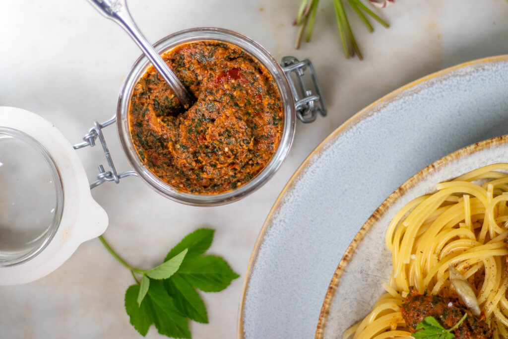 Pesto schmeckt zu vielen Gerichten. Zum Beispiel zu Spaghetti