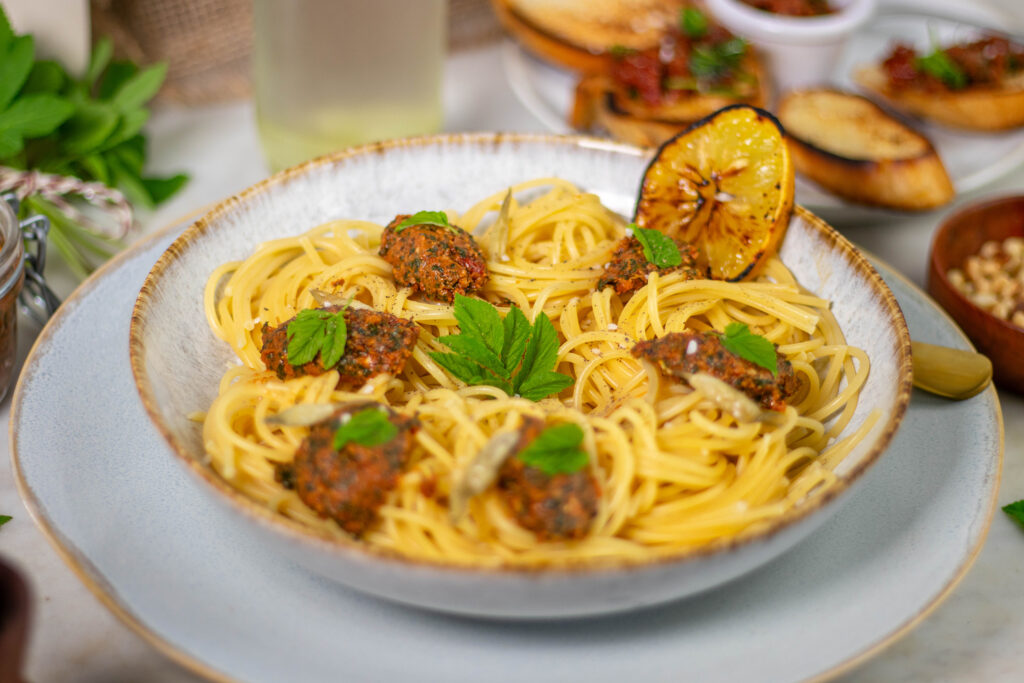 Giersch-Tomaten-Pesto: ein tolles Rezept aus der Wildkräuterküche