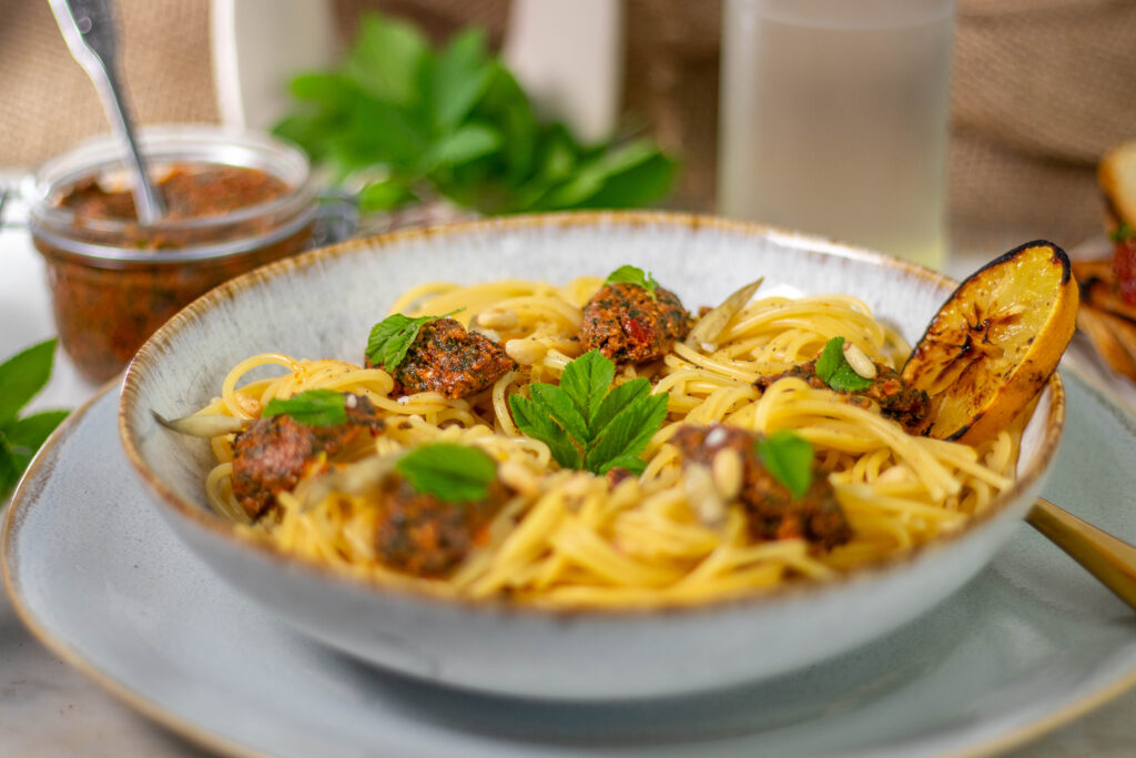 Giersch-Tomaten-Pesto! Das schmeckt so unglaublich cremig-würzig-frisch. Damit kann der Frühling kommen!