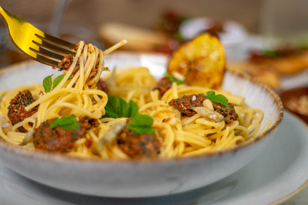 In diesem Pesto kommt der würzig-aromatische Geschmack des Giersch besonders gut zur Geltung.