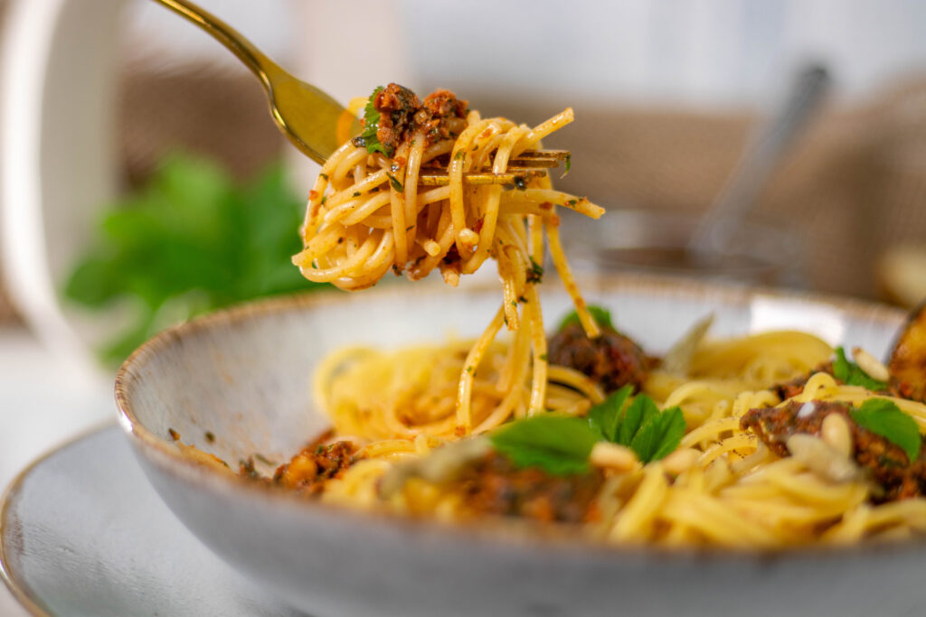 Giersch-Tomaten-Pesto, ganz einfach in nur 10 Minuten auf dem Tisch