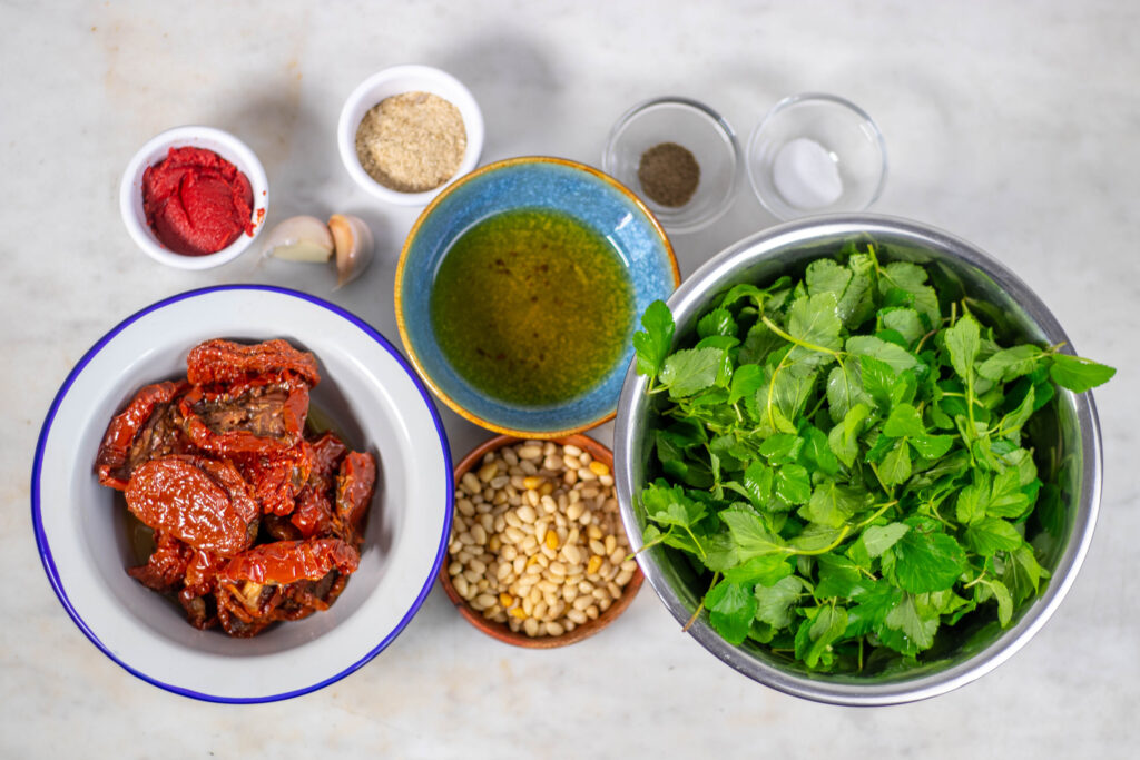 2. Alle Zutaten für das Giersch-Tomaten-Pesto