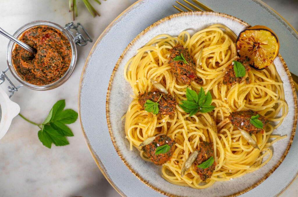 Veganes Giersch-Tomaten-Pesto - aber auf die käsige Note wird hier nicht verzichtet