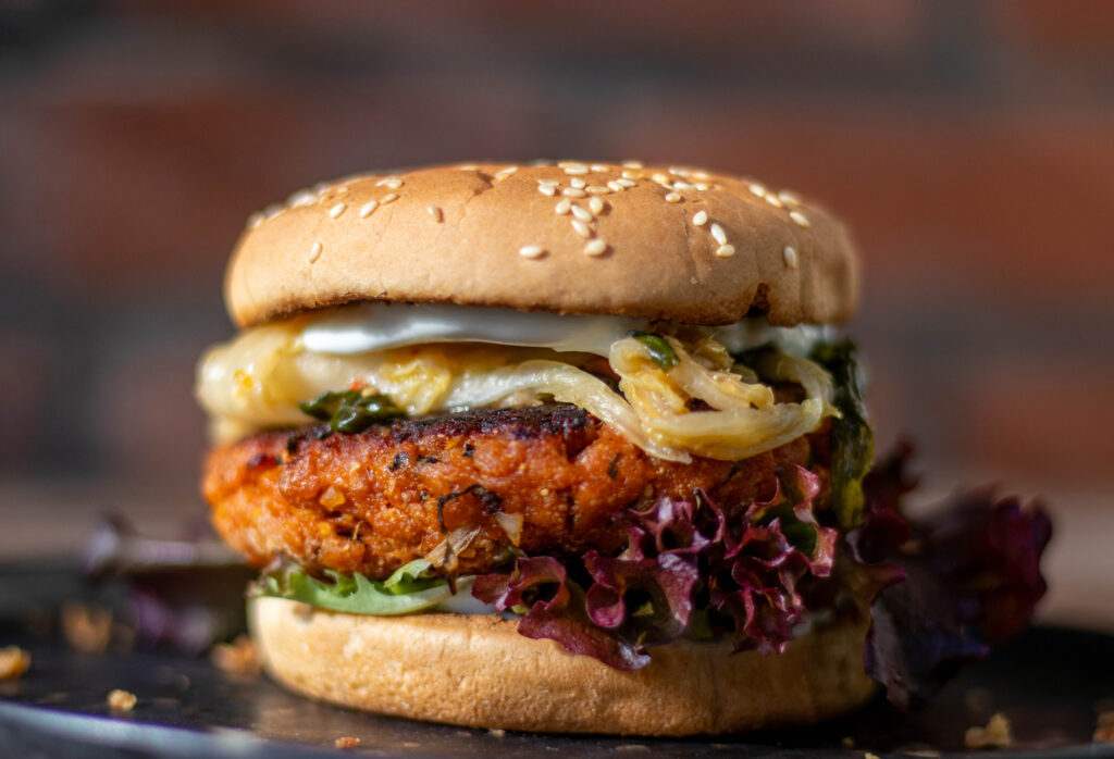 Kimchi-Burger sind ein toller Snack und mit Beilagen eine leckere Mahlzeit