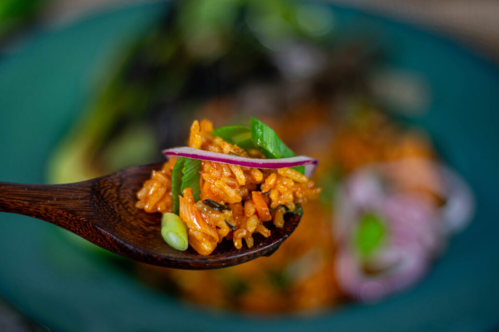 In den meisten Rezepten für Kimchi Freid Rice kommen Lauchzwiebeln und weitere Gemüse vor.