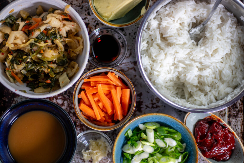 2. Der Reis ist vorgegart, das Gemüse und der Kimchi geschnippelt.
