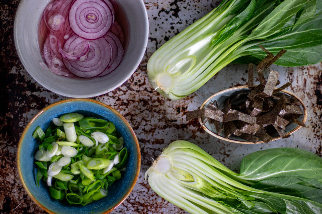 3. Hier die Zutaten für die Toppings für den koreanischen Bratreis mit Kimchi.