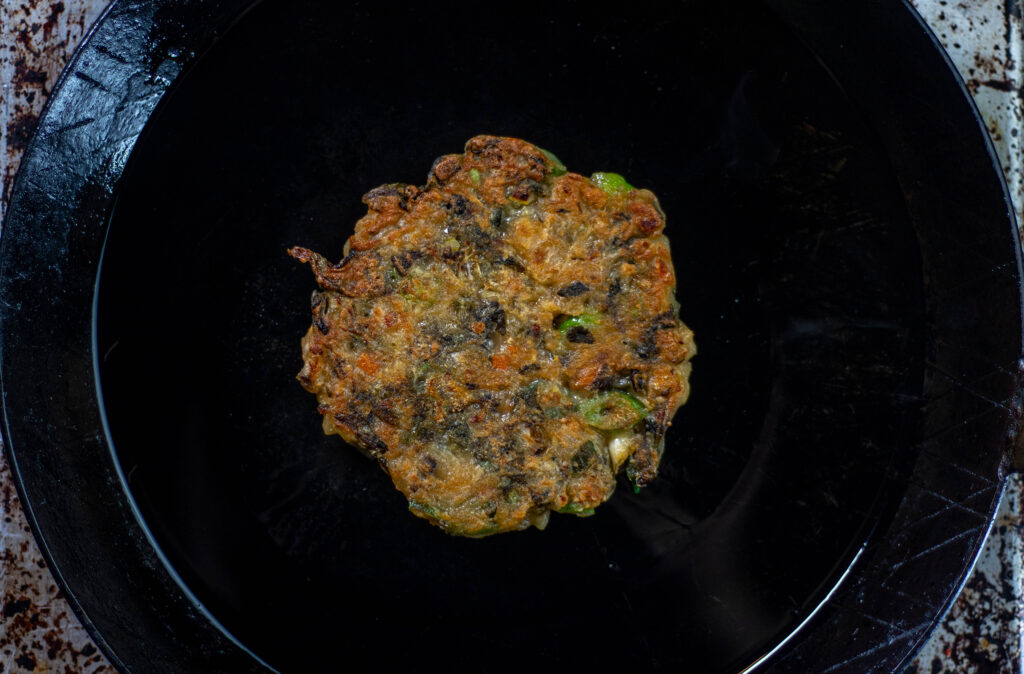 5. Kimchi-Pfannkuchen in der Pfanne knusprig braten.