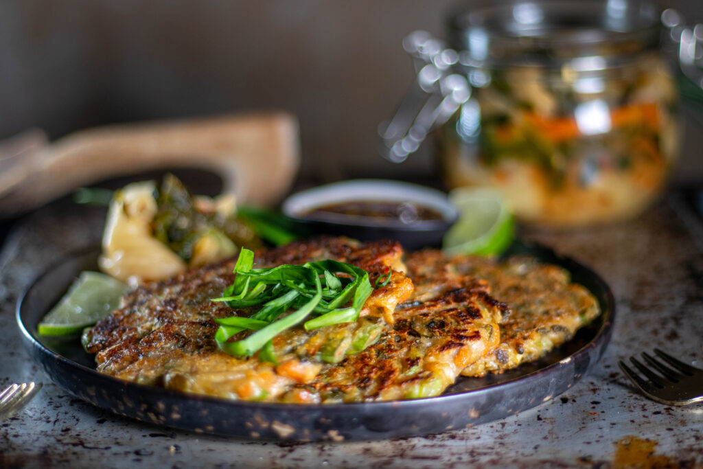 Kimchi-Pfannkuchen frisch serviert - ein knuspriger, koreanischer Snack