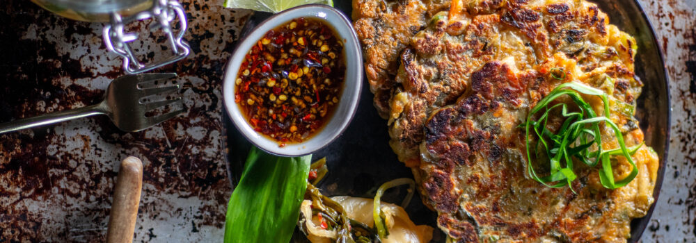 Kimchi-Pfannkuchen sind eine köstliche koreanische Spezialität. Hier in meinem Rezept natürlich vegan und mit einem aromatischen Dip. Kimchi-Pfannkuchen sind eine köstliche koreanische Spezialität. Hier in meinem Rezept natürlich vegan und mit einem aromatischen Dip.