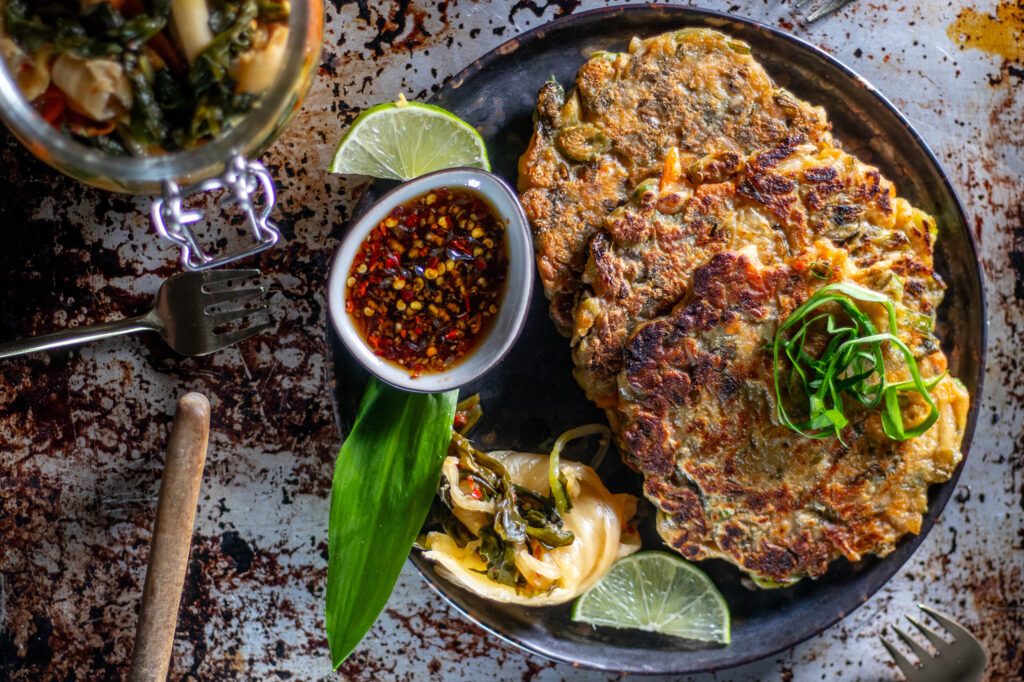 Kimchi-Pfannkuchen sind eine köstliche koreanische Spezialität. Hier in meinem Rezept natürlich vegan und mit einem aromatischen Dip.