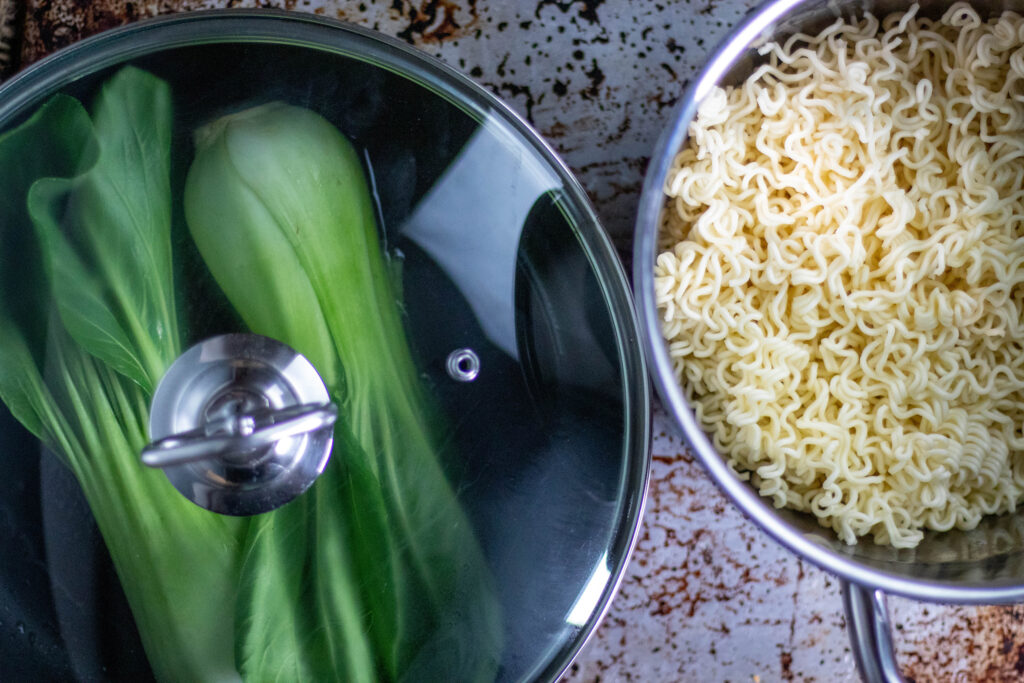 4. Die Ramennudeln sind vorgekocht und der Pak Chpi, den ich als Topping nutze, wird gleichzeitig angebraten und gedünstet.