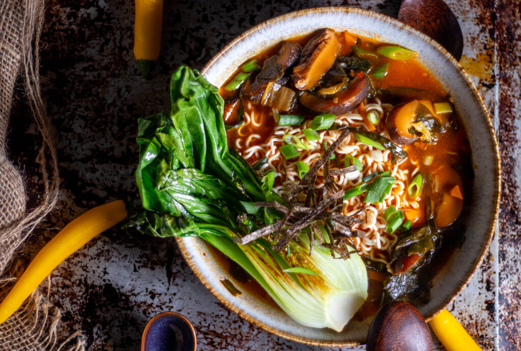 Der Geschmack von Kimchi Ramen ist ein wahres Fest für die Sinne, mit einer perfekten Balance zwischen Wärme, Schärfe und Komplexität.