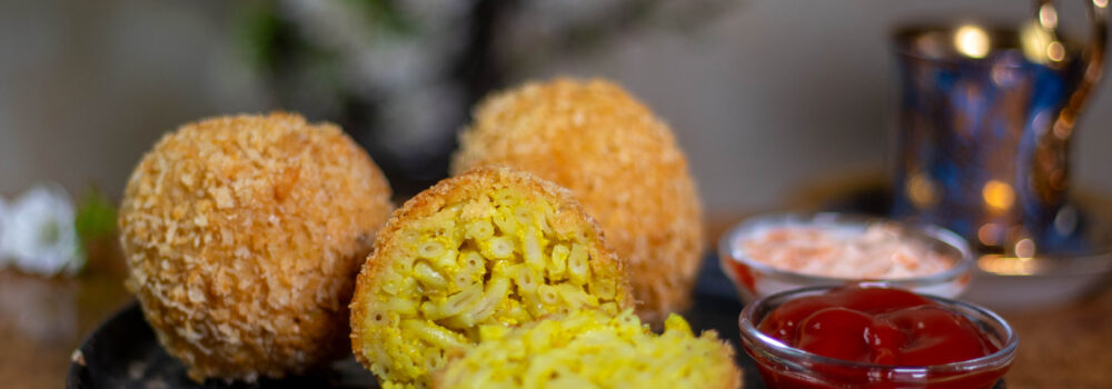 Mac'n'Cheese Bites, frittierte Makkaroni und Käse Bällchen, vegan Mac'n'Cheese Bites, frittierte Makkaroni und Käse Bällchen, vegan