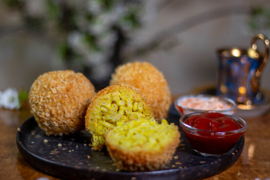 Mac'n'Cheese Bites, frittierte Makkaroni und Käse Bällchen, vegan