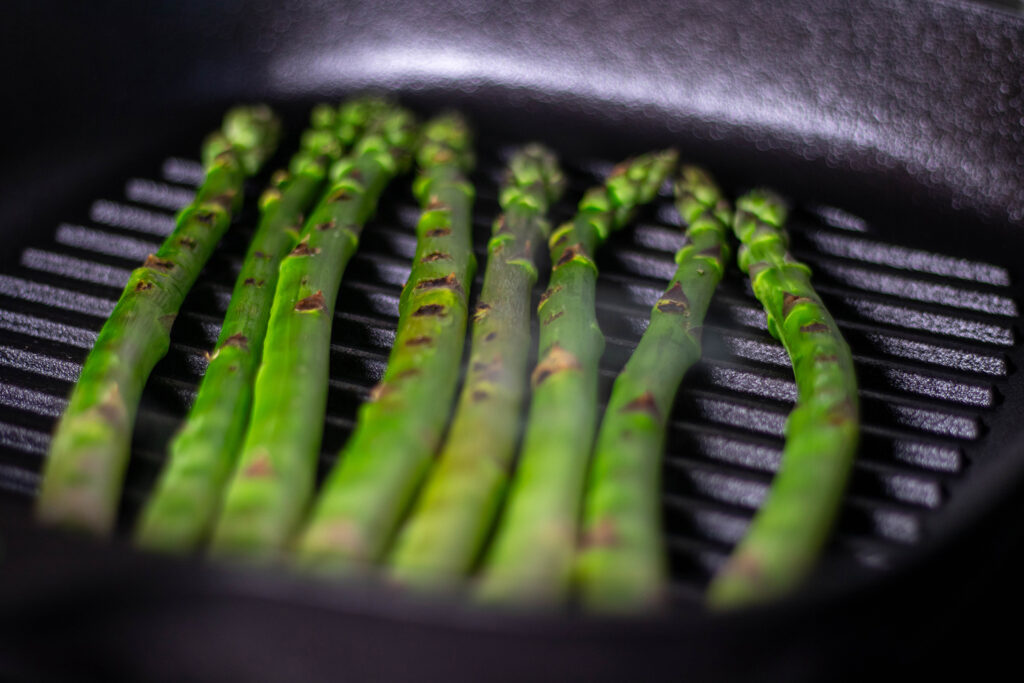 10. Grilling the green asparagus.