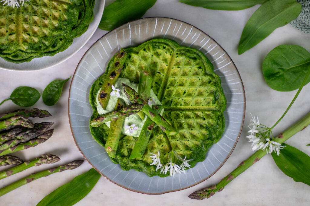 Green waffles – wild garlic and spinach waffles – with dip and asparagus
