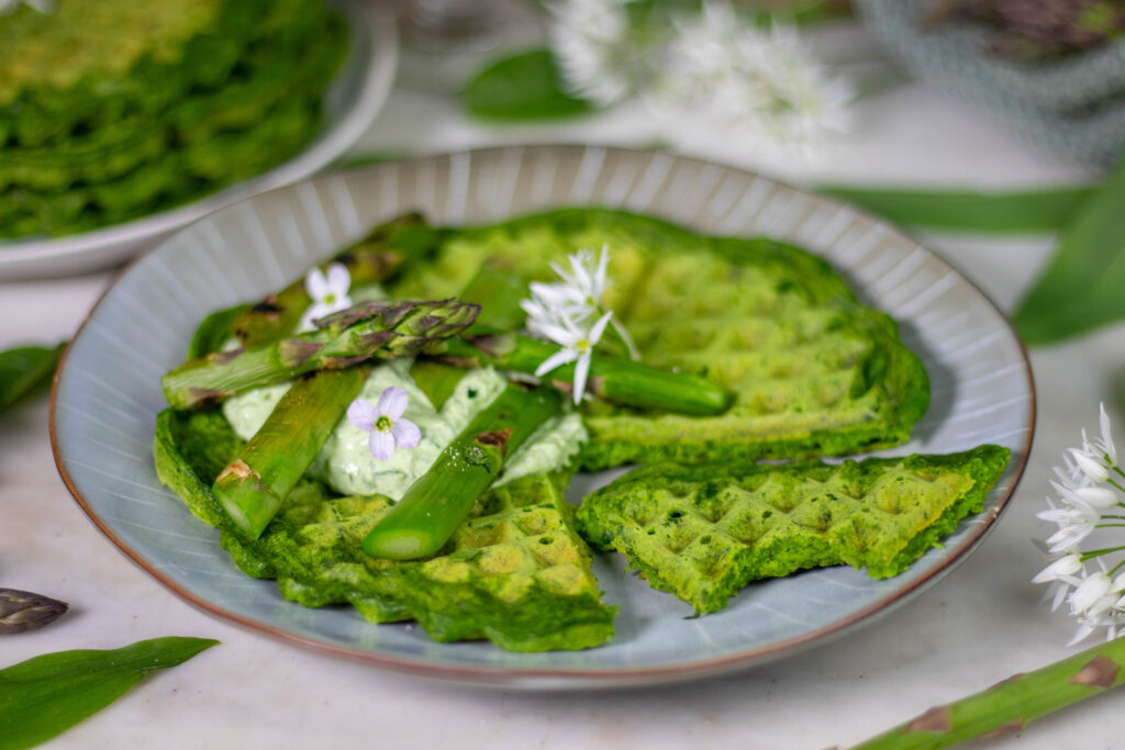 Hearty, vegan waffles: delicious, purely plant-based spring cuisine