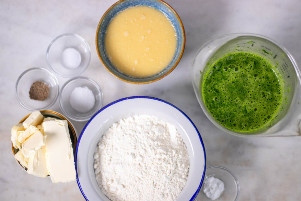 2. Spinach and wild garlic are pureed with the soy milk.