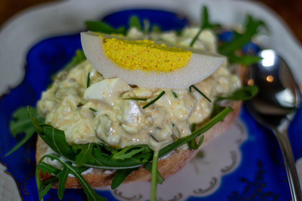 Vegane harte Eier - hartgekochtes, halbes Ei - auf veganem Eiersalat