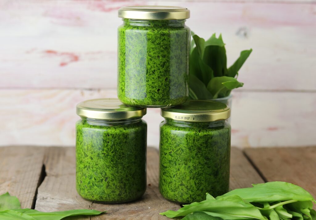 My wild garlic paste: preserve the taste of wild garlic all year round.