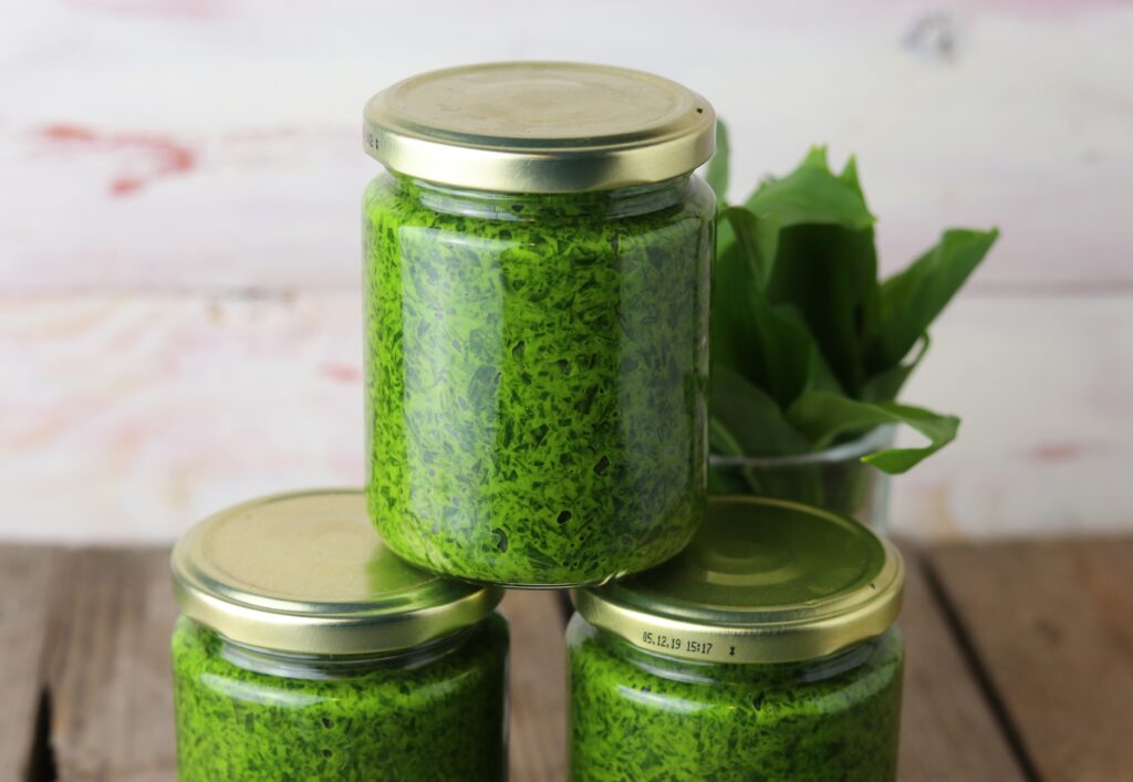 In this recipe I make a delicious seasoning paste from aromatic, fresh wild garlic. This supply lasts until next year.