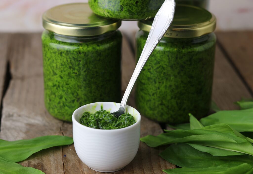 I use my hot, extremely strong wild garlic paste as a basis for pasta sauces, mushroom sauces, gravies, but also to puree it into a quick pesto with nuts.