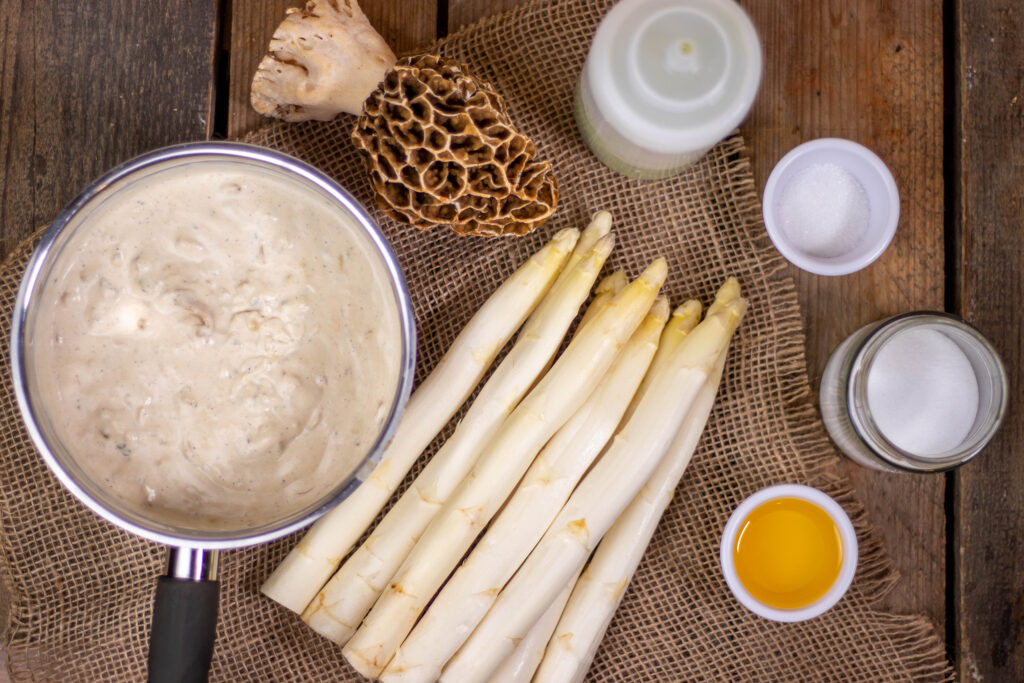 1. Morchelsauce, Morcheln, Gierschcreme und die Zutaten, die für den gegrillten Spargel benötigt werden.