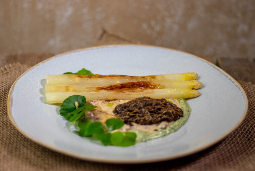 Gegrillter weißer Spargel und Morcheln - wundervolle Frühlingsküche