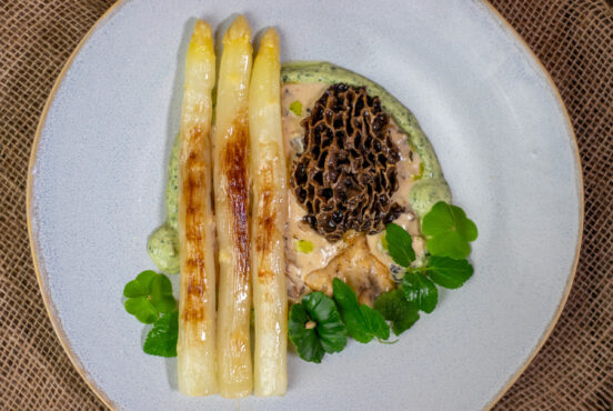Gegrillter Spargel und Morchel auf Morchelsauce mit Gierschcreme, Bärlauchöl und frischen Wildkräutern
