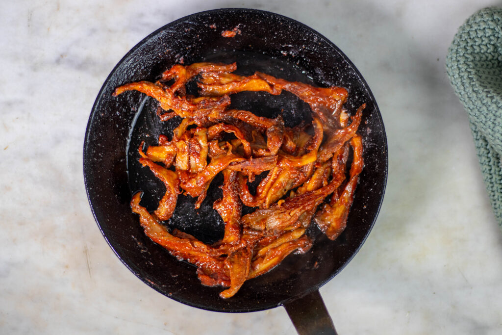 6. Pulled Austernseitlinge in rauchiger BBQ-Sauce werden angebraten, Hier nur für 3 Bao Buns als Füllung.