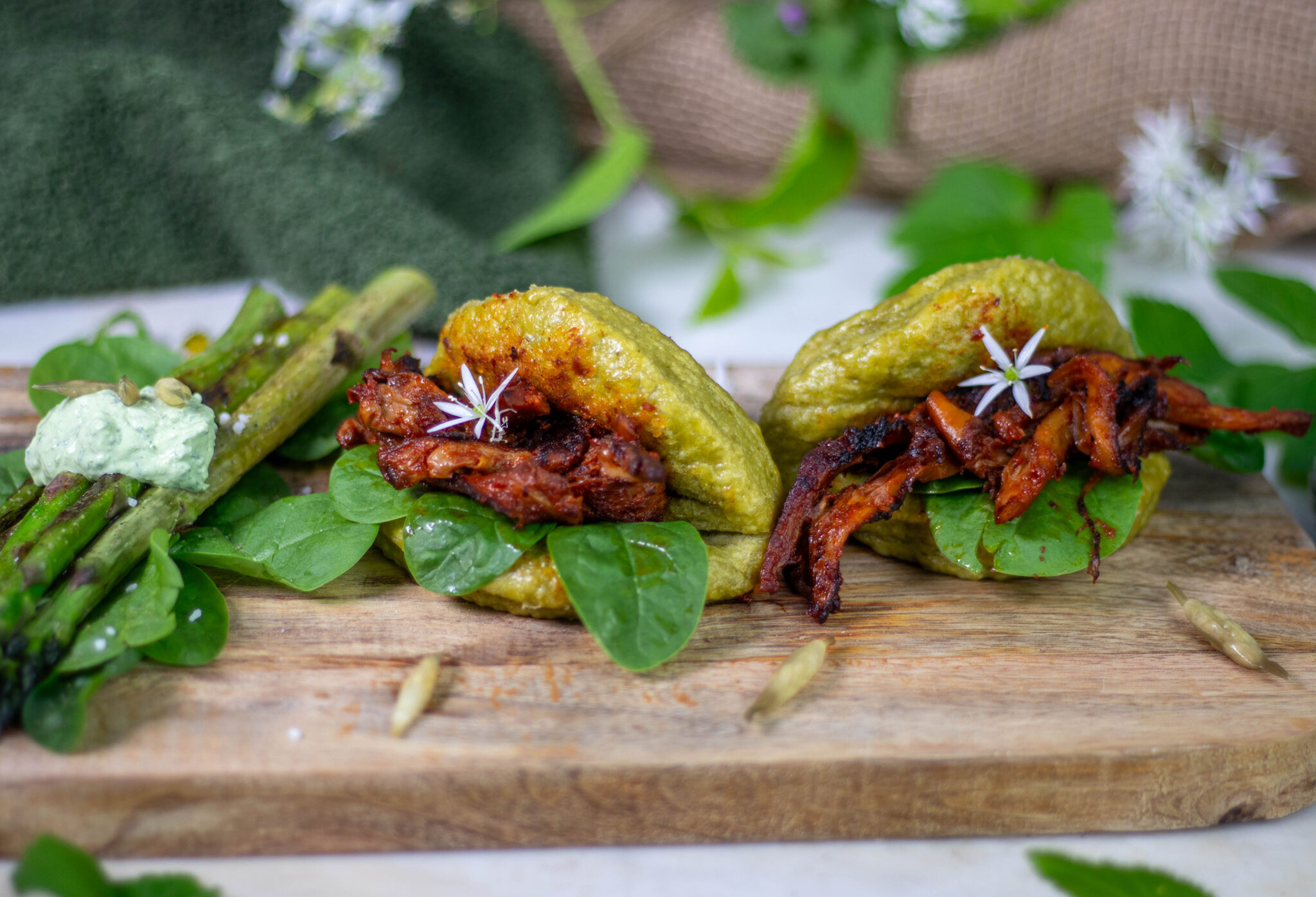 Giersch Bao Buns, fluffig gedämpft, gefüllt mit Pulled Austernpilzen ...