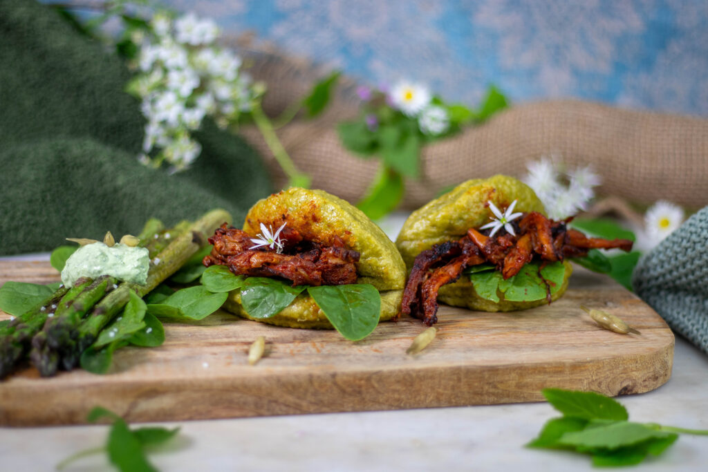 Giersch Bao Buns, fluffig gedämpft, gefüllt mit Pulled Austernpilzen